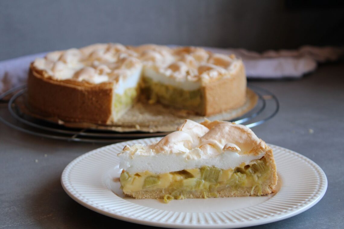 Rhabarberkuchen mit Vanillepudding und Baiser glutenfrei