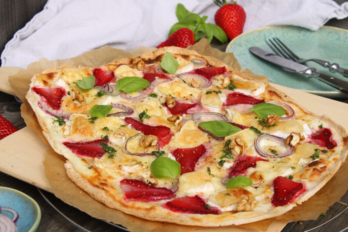 Flammkuchen mit Erdbeeren und Camembert glutenfrei