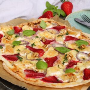 Flammkuchen mit Erdbeeren und Camembert glutenfrei